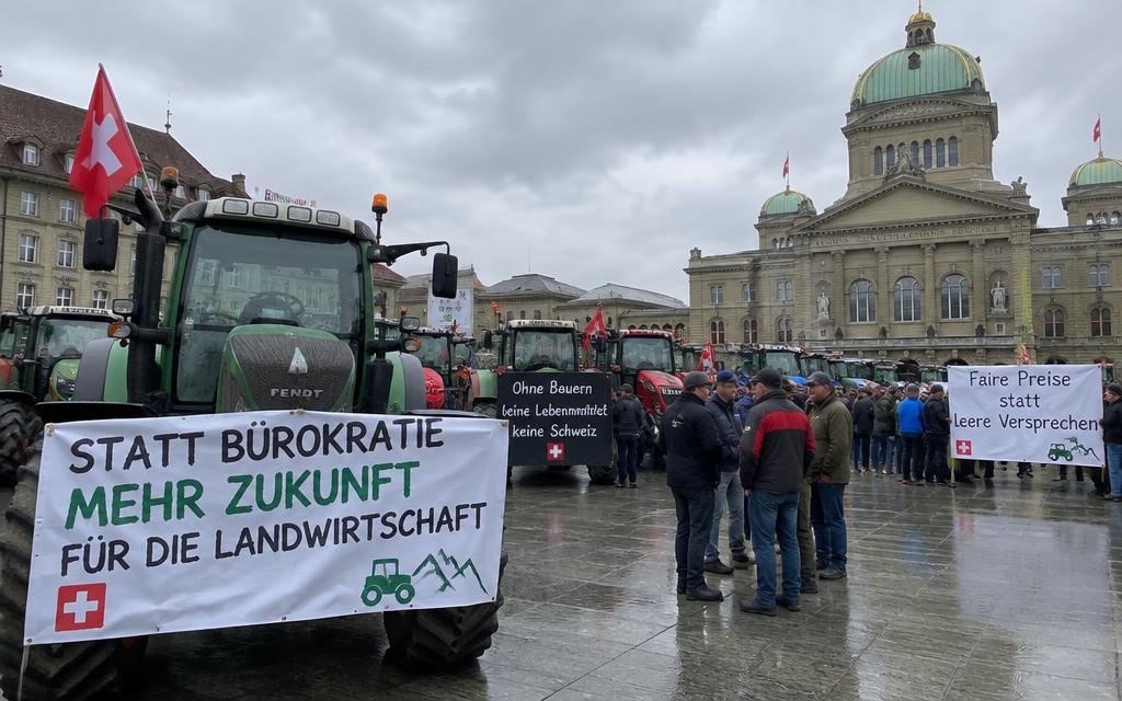 300 tracteurs sur la place Fédérale : les paysans font trembler Berne